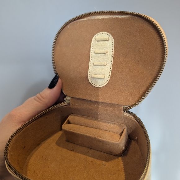 Elegant Cream Jewelry Case - Picture 3 of 9
